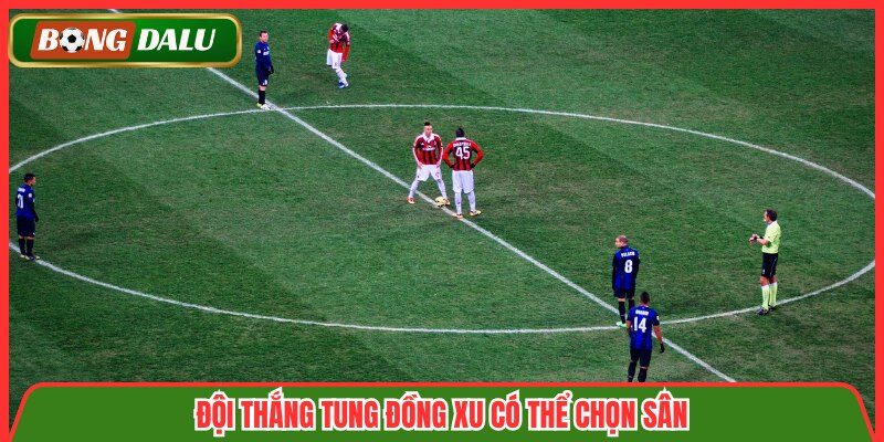 Đội thắng tung đồng xu có thể chọn sân