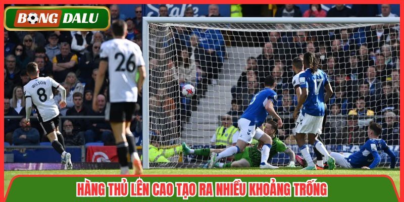 Hàng thủ lên cao tạo ra nhiều khoảng trống